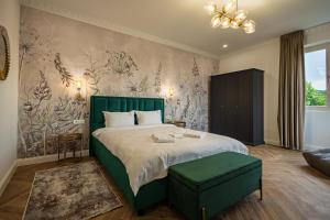 Old Town View & Balcony Apartments MM Host