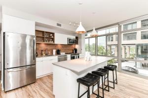 Posh 2BR Retreat Gym, Prkng and Scenic Rooftop
