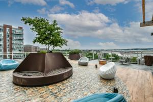 Posh 2BR Retreat Gym, Prkng and Scenic Rooftop