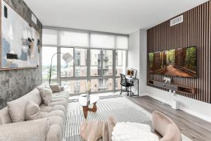 2BR Planespotter's Dream - Watch Planes fr King Bed - 4hvězdičkové hotely ve městě Arlington