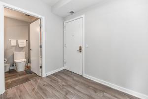 2BR Urban Retreat Gym Parkng and Scenic Rooftop - 4hvězdičkové hotely ve městě Arlington