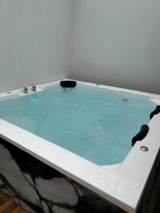 HERMOSA CASA CON JACUZZI Y Alberca
