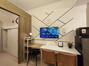 1BR Condotel with Balcony at FAME Residences #FM40-1