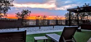 Desert Villa - EV, Hot Tub, Grill, Bar, Games, RV Parking in Twentynine Palms Downtown - 4hvězdičkové hotely ve městě Twentynine Palms