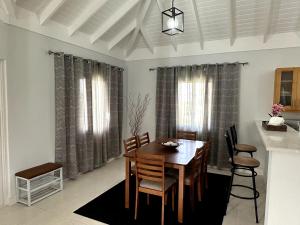 The Sunshine 3BR Villa Near Ocho Rios with Pool, Gym and Beach Access in Gated Community