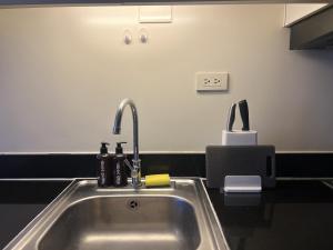 Cozy Nook l Accessible LRT QC l Wifi & Netflix