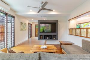 Leilani Melia - stylish 3 bedroom villa on Four Mile Beach