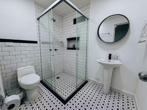 Casa Lujosa vacacional El Poblado Medellín Por día Con Piscina Jacuzzi AC 9br