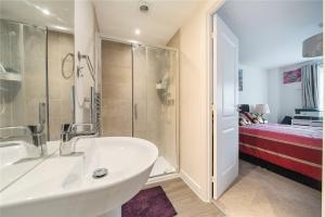 Stylish 4BR with Summerhouse