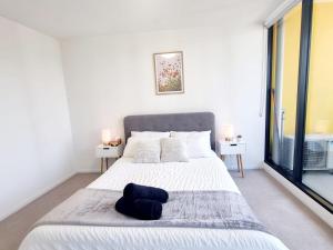 One- Bedroom City Retreat with Amazing Views and free Parking