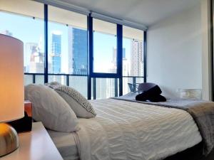 One- Bedroom City Retreat with Amazing Views and free Parking