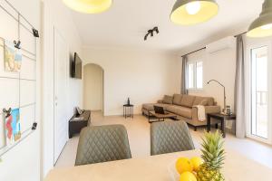 Take it Local-Modern Flat with Balcony View