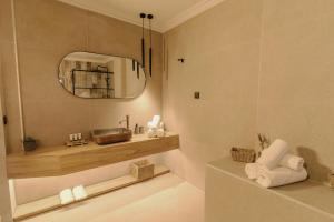 Take it Local-Modern Flat with Balcony View