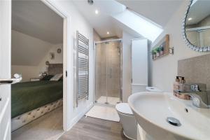 Stylish 4BR with Summerhouse