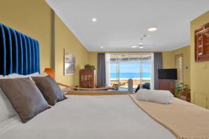 Beachfront Bliss for Two l Nova Escapes