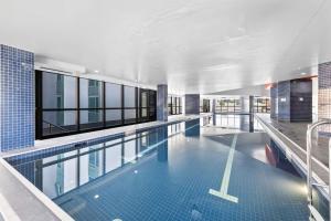 Stunning River View 2-Bed with Pool, Sauna and Gym