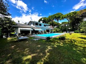 La Grande Villa with Pool