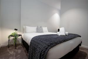 Spacious South Yarra Apt - Free Parking & Terrace