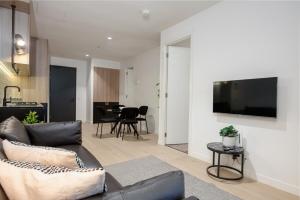 South Yarra Luxury Apartment - Free Parking, Skyline Rooftop Terrace Views