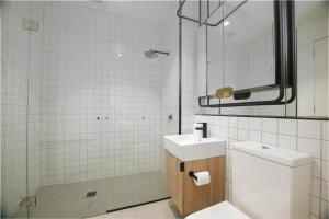 Spacious South Yarra Apt - Free Parking & Terrace