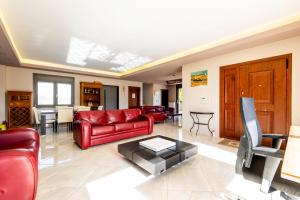 Captivating 3 BR Villa 360º Sea & Mountain Views - Near Kyparissia, Messinias