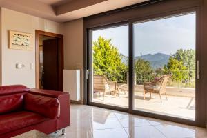 Captivating 3 BR Villa 360º Sea & Mountain Views - Near Kyparissia, Messinias