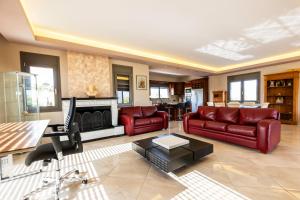 Captivating 3 BR Villa 360º Sea & Mountain Views - Near Kyparissia, Messinias