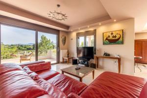 Captivating 3 BR Villa 360º Sea & Mountain Views - Near Kyparissia, Messinias