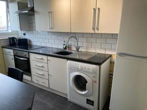 Nottingham Centre - Victoria Centre Two Bedrooms Apartments - Most Central Location inside Victoria Centre Shopping Centre with 1pm Check-Out - close to Christmas Market - Full Kitchen - next to Hilton Hotel - Parking Cars or Vans from Five Pounds a 