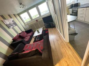 Nottingham Centre - Victoria Centre Two Bedrooms Apartments - Most Central Location inside Victoria Centre Shopping Centre with 1pm Check-Out - close to Christmas Market - Full Kitchen - next to Hilton Hotel - Parking Cars or Vans from Five Pounds a 