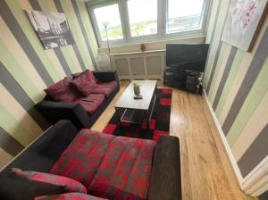 City Centre - "Home from Home" - 2 Bedroom Apartments with up to 4 Beds next to Hilton Hotel in Milton Street in Victoria Centre Shopping Centre - Full Kitchen - 24 Hours Access - Parking Cars or Vans from Five Pounds a Day - Sunday 1pm Check-Out -