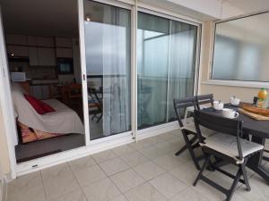 Appartements Les Pieds dans l-Eau, studio terrasse face mer : photos des chambres