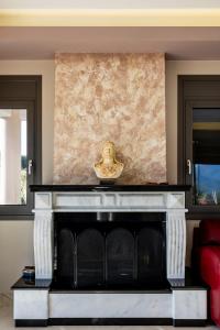 Captivating 3 BR Villa 360º Sea & Mountain Views - Near Kyparissia, Messinias