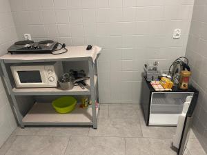 Kwatera przed remontem BEZ zlewu w części kuchennej łazienka PRZED REMONTEM