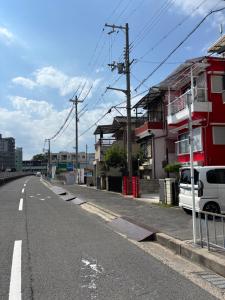NEYAGAWA HOUSE!,3 min walk from station,Cute red house with River View,ねやがわハウス!,駅から徒歩3分の一棟貸しの宿,美しい寝屋川沿いのかわいい赤い家,キーボックスの番号はご予約後に,チェックイン??
