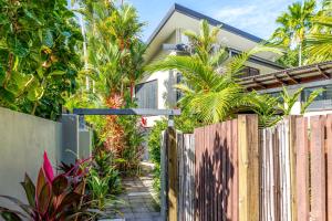 Leilani Tiare - stylish villa on Four Mile Beach