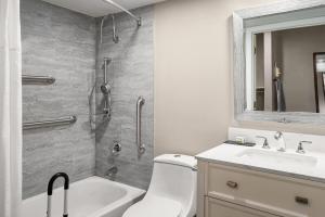 King Room - Mobility Access/Non-Smoking room in Baymont by Wyndham Jefferson City
