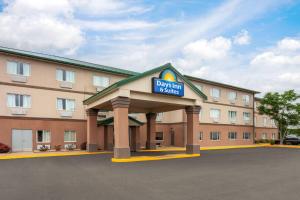 Days Inn & Suites by Wyndham Morris I-80