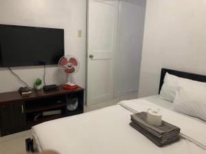 Birch Tower a9 front of Robinson PlaceRizal park