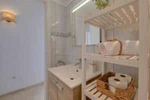 DIANA-Moderne Ferienwohnung direkt am Strand,Klima, Wifi,zentrale Lage, Supermärkte-Shops-Restaurants fussläufig