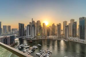 Panoramic Marina 1BR City Skyline Views with Balcony, Pool & Gym Access - 4hvězdičkové hotely ve městě Dubaj