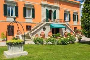Villa De Fiori 14 sleeps by Tuscanhouses