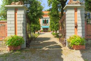 Villa De Fiori 14 sleeps by Tuscanhouses