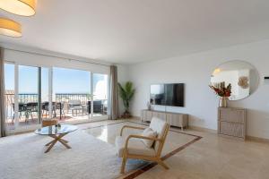 Luxurious penthouse with mountain and sea view 422