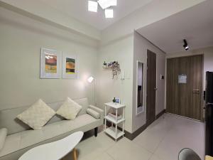 1BR Condotel with Balcony at FAME Residences #FM62-1