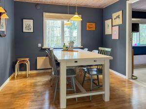 Peaceful getaway in the woods w fireplace