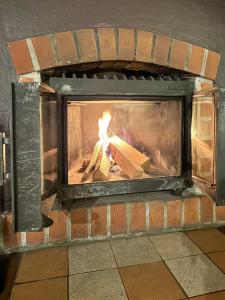 Peaceful getaway in the woods w fireplace