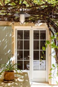 Maisons d'hotes MAS MILLESIME - Chambre double - petit dejeuner - piscine - Mas du XVIIIeme siecle proche Saint-Remy-de-Provence : photos des chambres