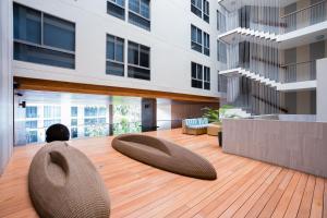 Beachside Chic Coastal Hideaway with Pool, Gym & View