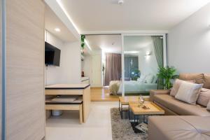 Beachside Chic Coastal Hideaway with Pool, Gym & View